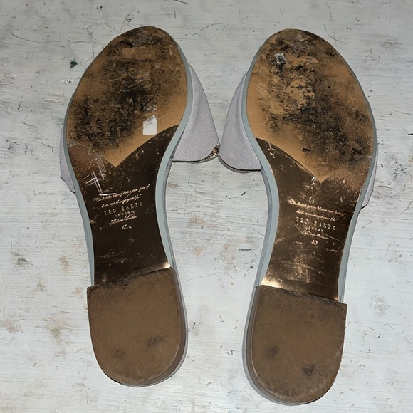 TED BAKER
Rhaily Scalloped Slide Sandal In Grey | size 9.5 - Picture 4 of 5
